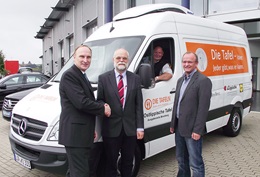 Während Siegfried Golombiewski schon am Steuer des neuen Kühltransporteres sitzt gratulieren Olaf Gutt und Frank Brinkmann von Mercedes-Benz in Detmold Hermann Donay zum neuen Kühltransporter.